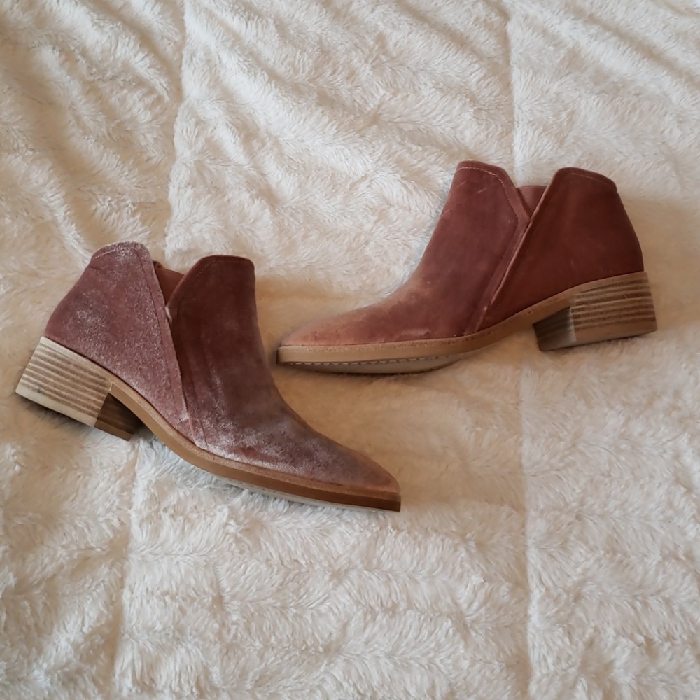 LAST CHANCE Dolce Vita Blush Velvet Booties - Picture 5 of 7